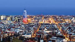 Barcelonská �okurka� La Torre Agbar hý�í po setm�ní barvami. 