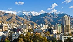 Hlavní msto Íránu Teherán obklopují vysoké hory. 