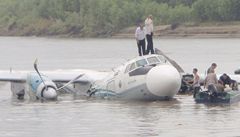 Letoun Antonov 24 m�l po�kozený motor a musel p�istát v koryt� �eky Ob.
