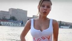 Rusky podporují Putina: trhají na sobě trička