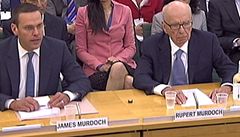 James a Rupert Murdochovi ped komisí