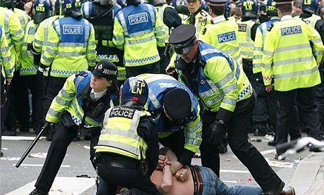 Policie v Londýn umí zasahovat tvrd.