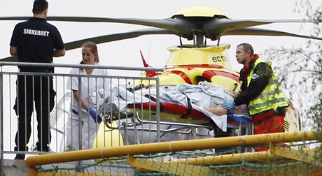 Záchranái odváejí ranné po výbuchu vrtulníkem