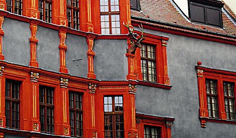 Schnhof, pvodn gotick dm, pestavn po poru v roce 1526, je pokldn za jednu z nejkrsnjch renesannch svtskch staveb na sever od Alp.