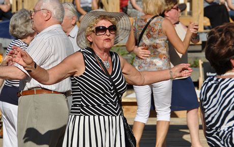 Poltí senioi se baví na tanení zábav, na které jim hraje 71letá dýdejka Wika z Varavy.