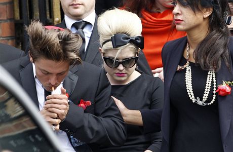 Pátelé Amy Winehousové na jejím pohbu. Uprosted Kelly Osbournová