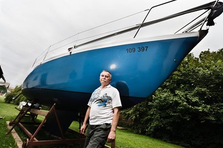 Dvaaedesátiletý Petr Ondráek chce strávit necelý rok na osm a pl metru dlouhé jacht