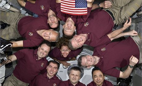 Spolená fotografie posádek raketoplánu Atlantis a vesmírné stanice ISS