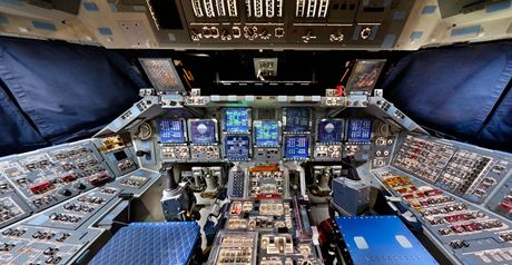 Uvnit kokpitu raketoplánu Discovery