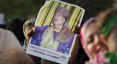 Kaddáfího stoupenci v jeho roditi Syrt