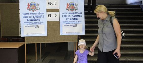 Lotyka s dcerou ped volební komisí