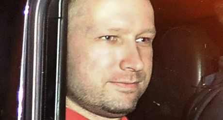 Anders Behring Breivik v policejním aut