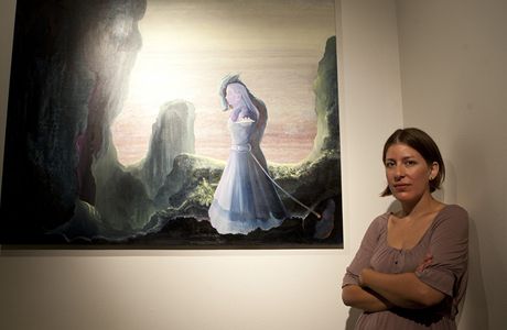 Veronika Holcová ped jedním ze svých obraz
