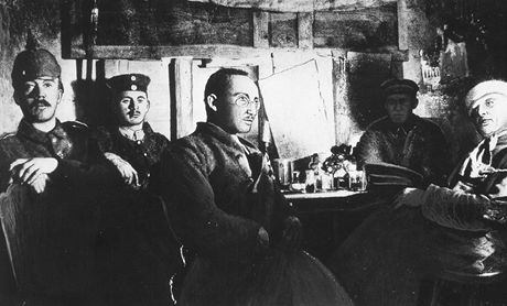 Chaos v hlav pod piklhaubnou. Hitler (vlevo s pruskou helmou) v zákopech na francouzské front. Záí 1916