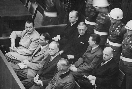 Norimbersk proces. Hess sed v prvn lavici (druh zleva)