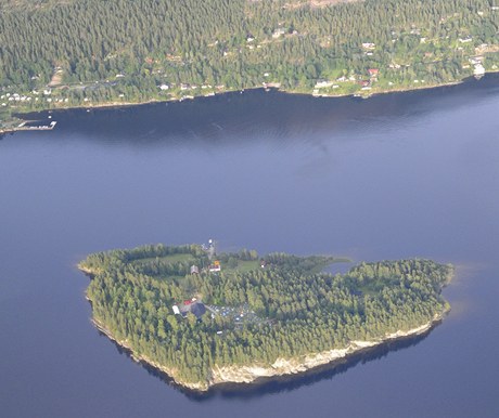 Ostrov Utoya, kter le nedaleko Osla. Stelec zranil pt lid na letnm tnoe norsk socdem.