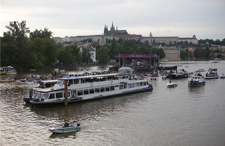 Vltavu zaplnily lod, lodiky a lapadla