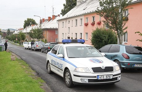 Policisté hlídkovali ped domem v Krnov, kde bylo v pondlí nalezeno tlo jedenáctileté dívky