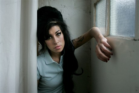 Sama za sebe. Zpvaka Amy Winehouseová si nikdy nedlala hlavu z toho, co si o ní myslí okolí. Své fanouky ohromovala hudbou i ivotním stylem. Winehouseová na snímku z roku 2007. 