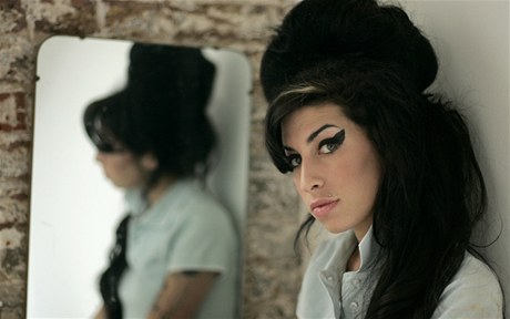 Zpvaka Amy Winehouseová si nikdy nedlala hlavu z toho, co si o ní myslí okolí. Své fanouky ohromovala hudbou i ivotním stylem. Winehouseová na snímku z roku 2007. 