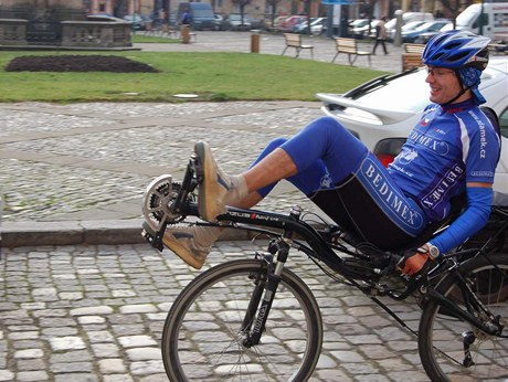 Cyklistický nadenec Martin Adámek na takzvaném lehokole