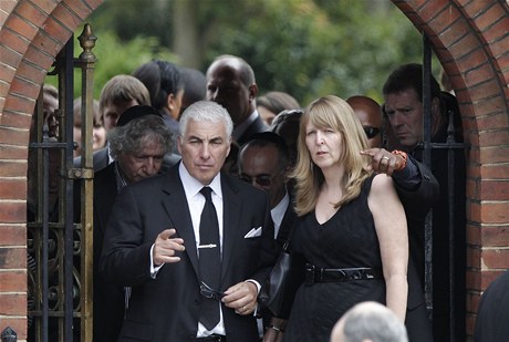 Poslední rozlouení s Amy Winehousovou se konalo na hbitov v londýnské tvrti Edgwarebury. Vlevo otec zesnulé zpvaky