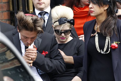 Pátelé Amy Winehousové na jejím pohbu. Uprosted Kelly Osbournová