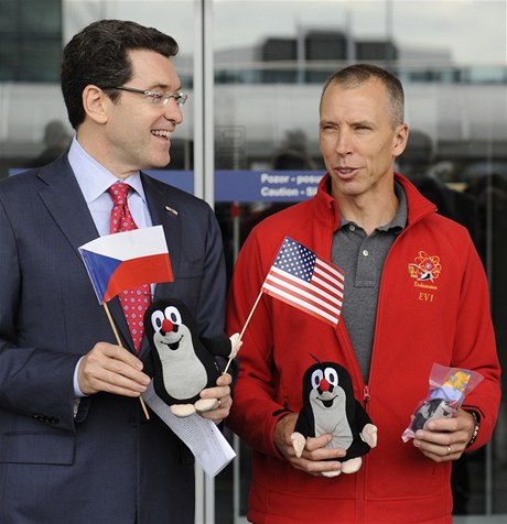 Astronaut Andrew Feustel (vpravo) přiletěl do Prahy i s Krtečkem, který s ním cestoval do vesmíru (na snímku úplně vpravo). Na letišti oba přivítal americký velvyslanec Norman Eisen.