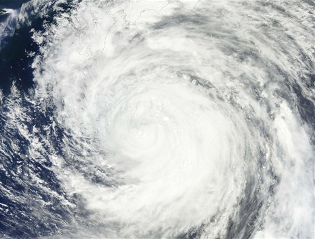 Satelitní snímek tajfunu, který se ítí na Japonsko
