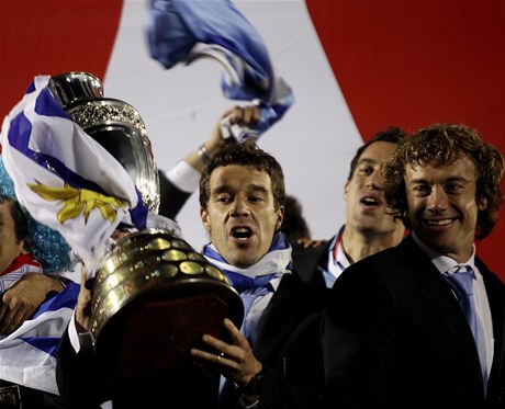 Fotbalisté Uruguaye Diego Godin a Diego Lugano (vpravo) slaví v hlavním mst Montevideu vítzství na Copa América 2011