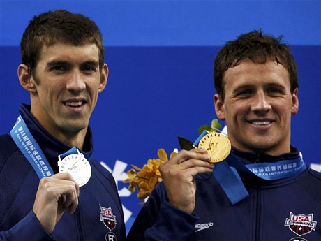 Ameriané Micheal Phelps (vlevo) a Rayn Lochte pózují s medailemi na plaveckém MS v anghaji