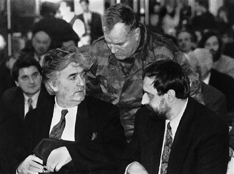 Snmek z roku 1993. Zleva Radovan Karadi, Ratko Mladi, Goran Hadi