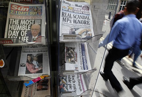 Noviny píící o Murdochov vystoupení ped britskou parlamentní komisí