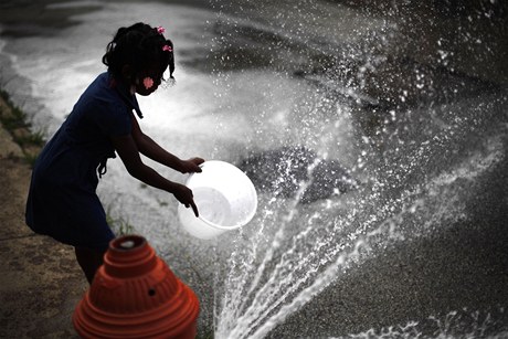 Holika nabr vodu z pornho hydrantu ve Philadelphii