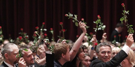 Premir Stoltenberg na smutenm ceremonilu