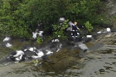 Norsk stelec v policejn uniform obchz pobe ostrova, zanechvaje za sebou mrtv tla (zbry odvyslala norsk televize NRK).