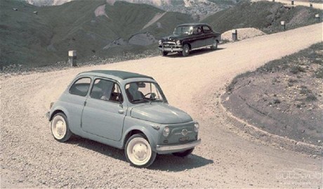 Fiat 500 v alpskch serpentnch.