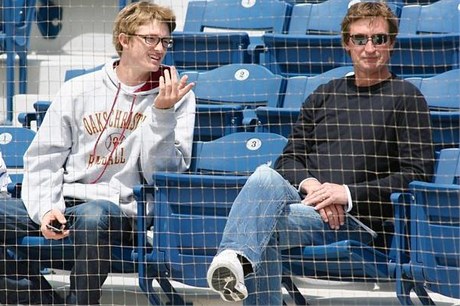 Trevor Gretzky (vlevo), syn hokejové legendy