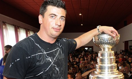 Tomáš Kaberle přivezl Stanley Cup do Česka. Slaví Velká Dobra na Kladensku.