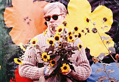 Andy Warhol ped jednm ze svch stotisk s motivem kvtin