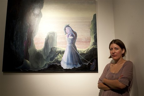 Veronika Holcová před jedním ze svých obrazů