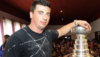 Tomáš Kaberle přivezl Stanley Cup do Česka. Slaví Velká Dobra na Kladensku.