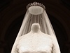 V Buckinghamském paláci vystavují svatební aty vévodkyn z Cambridge