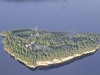Po výbuchu, který otásl hlavním mstem zasáhla Norsko dalí tragédie. Na ostrov Utoya, nedaleko Osla, postílel Anders Breivik nejmén 93 lidí na mládenickém táboe