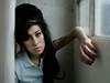 Sama za sebe. Zpvaka Amy Winehouseová si nikdy nedlala hlavu z toho, co si o ní myslí okolí. Své fanouky ohromovala hudbou i ivotním stylem. Winehouseová na snímku z roku 2007. 