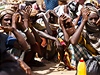 Skupina somálských uprchlík eká v táboe na zdravotní prohlídku svých dtí