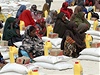Somálské eny dostávají pídl potravin z humanitární pomoci