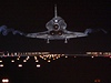 Fotografie jak z Hvzdných válek, místo imperiálního kiníku vak k zemi naposledy dosedá raketoplán Atlantis