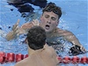 Ryan Lochte práv zvítzil ve kraulaské dvoustovce na mistrovství svta v anghaji, gratuluje mu jeho slavnjí krajan Michael Phelps