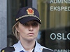 Policistky ped vstupem do budovy soudu, kde budou soudit Breivika